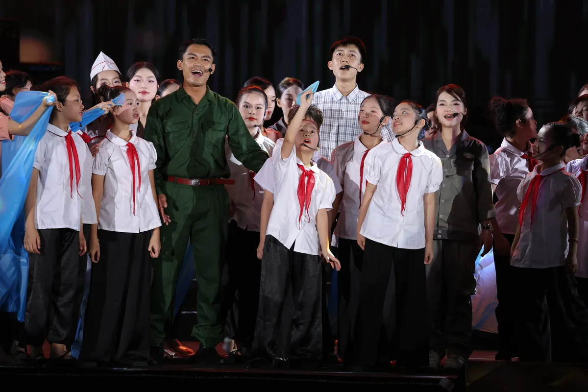 Thu Phương, Quốc Thiên làm bùng nổ sân khấu “Dòng chảy khát vọng” tại Hải Phòng - Ảnh 1.