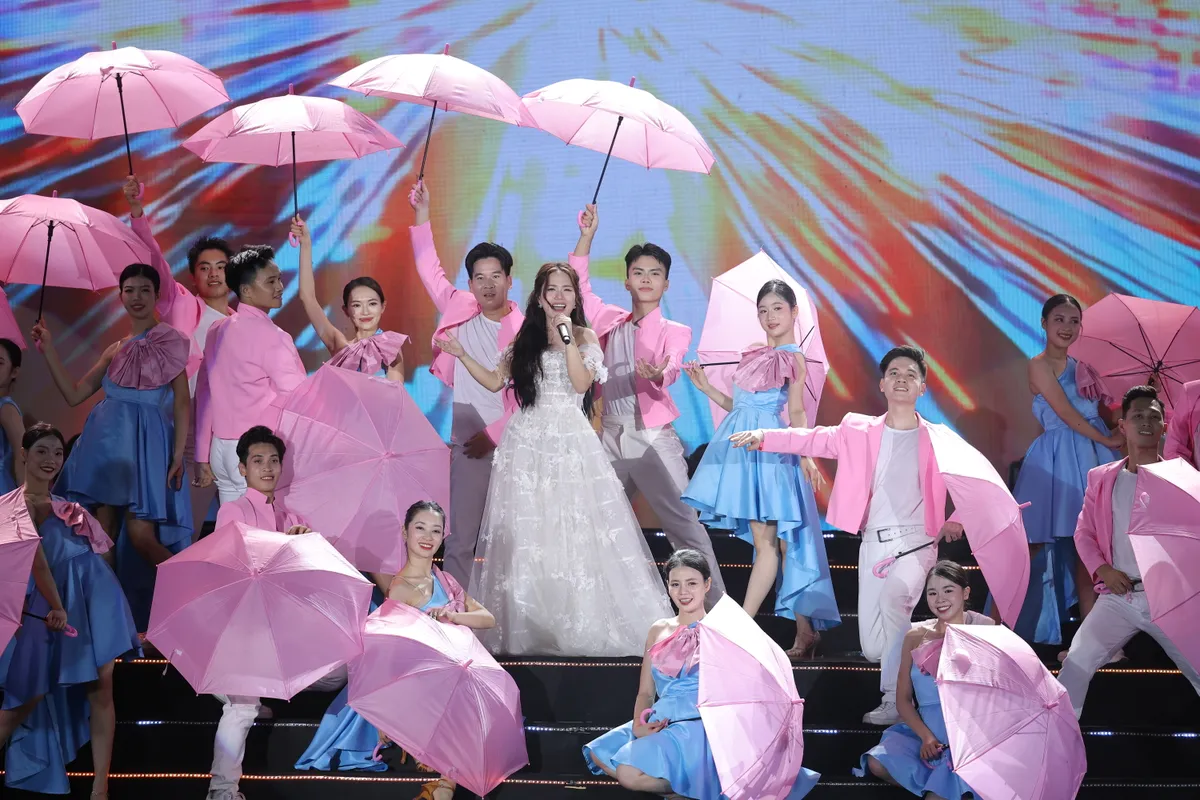 Thu Phương, Quốc Thiên làm bùng nổ sân khấu “Dòng chảy khát vọng” tại Hải Phòng - Ảnh 2.