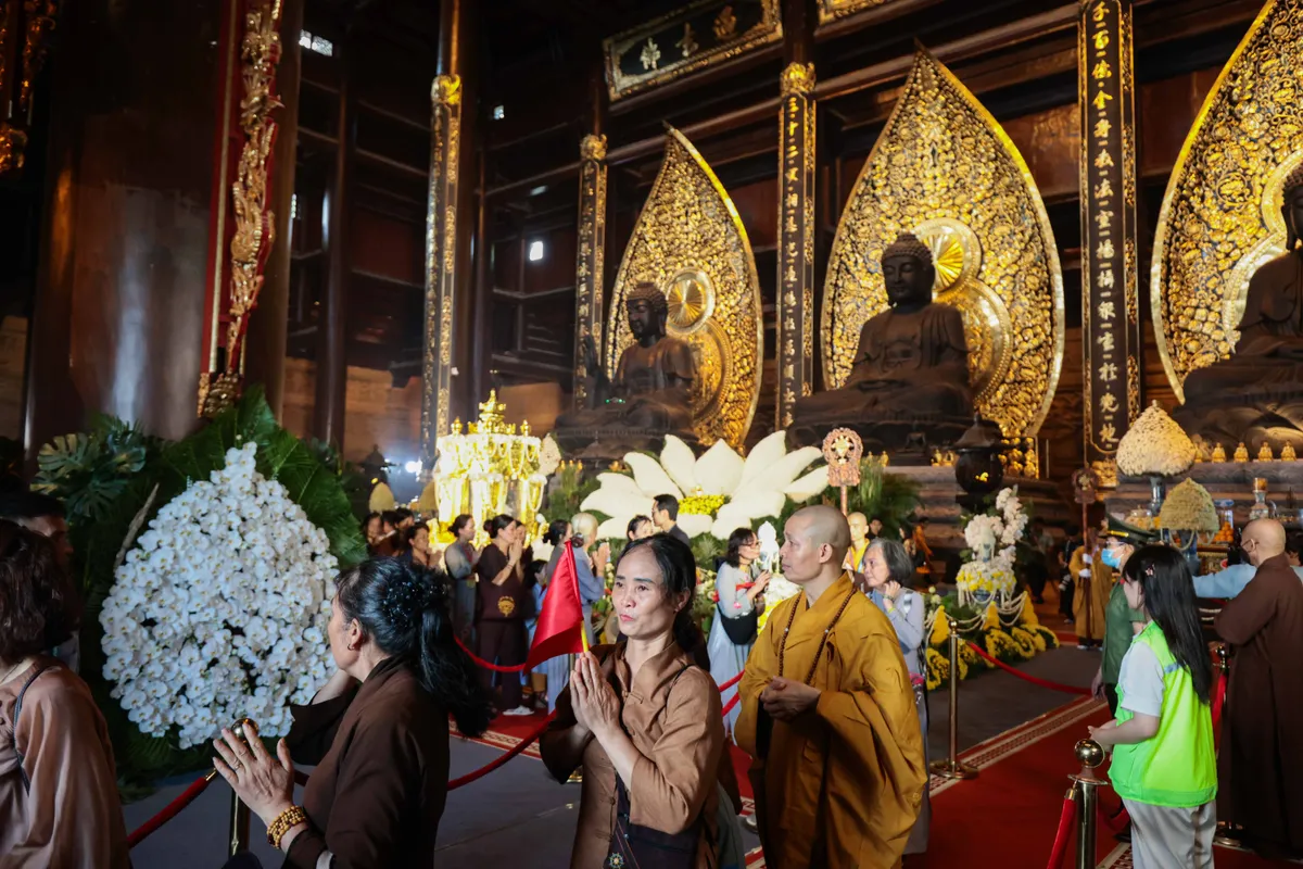 Biển người đổ về chùa Tam Chúc chiêm bái Xá lợi Phật - Ảnh 7.