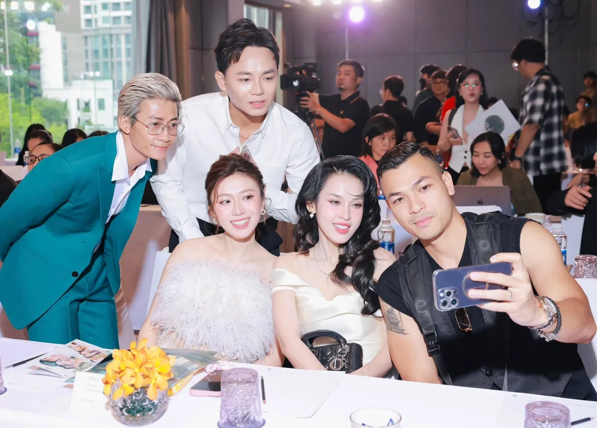 Diễn viên bật mí hậu trường phim Mặt trời lạnh - Ảnh 4. Diễn viên bật mí hậu trường phim Mặt trời lạnh - Ảnh 4.