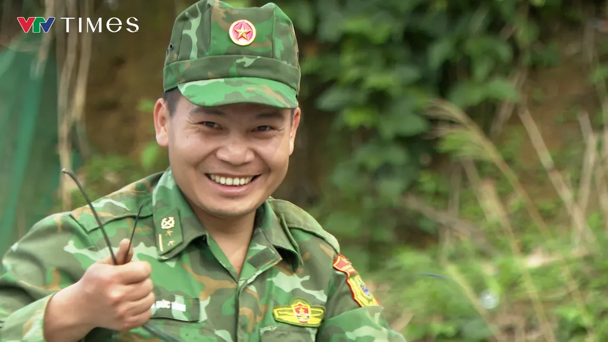 Biên phòng giúp dân chằng mái nhà, vững vàng trước mùa mưa bão - Ảnh 2.