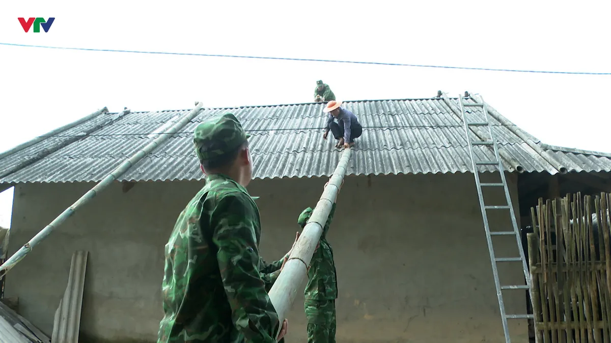 Biên phòng giúp dân chằng mái nhà, vững vàng trước mùa mưa bão - Ảnh 4.
