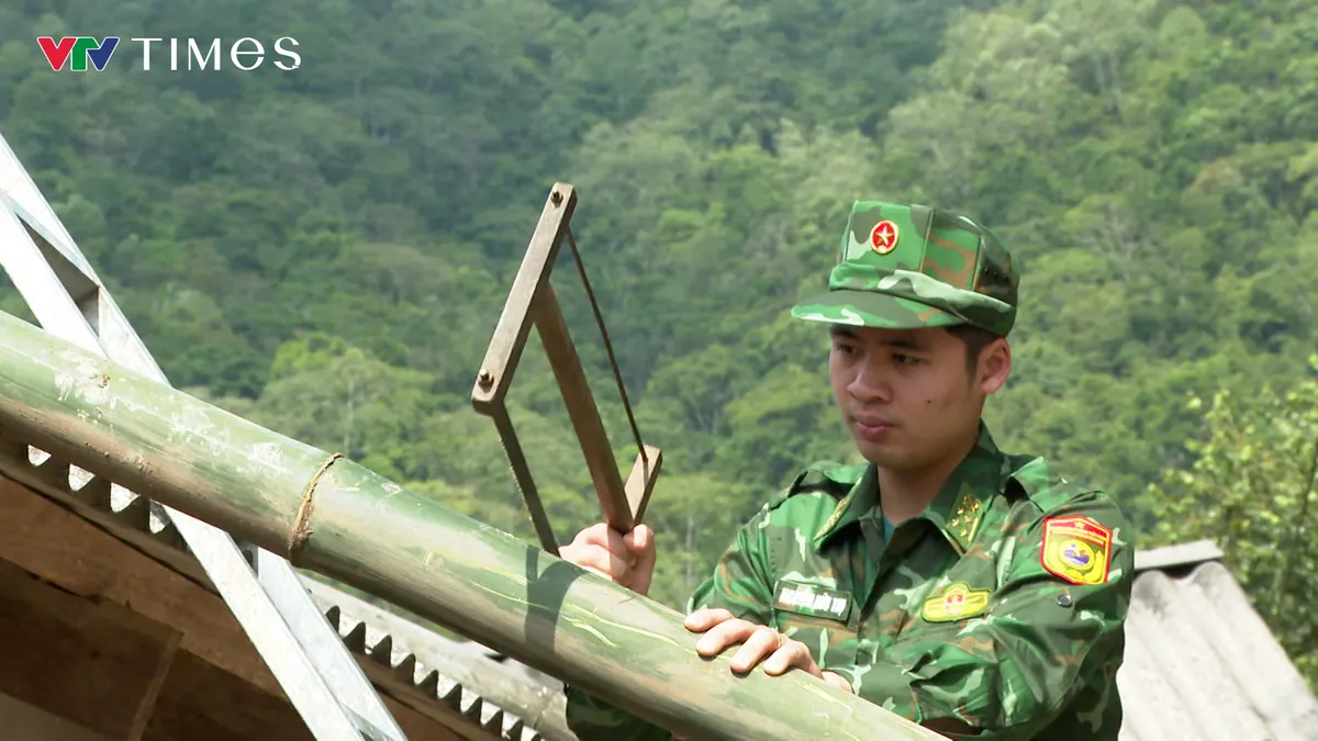Biên phòng giúp dân chằng mái nhà, vững vàng trước mùa mưa bão - Ảnh 3.