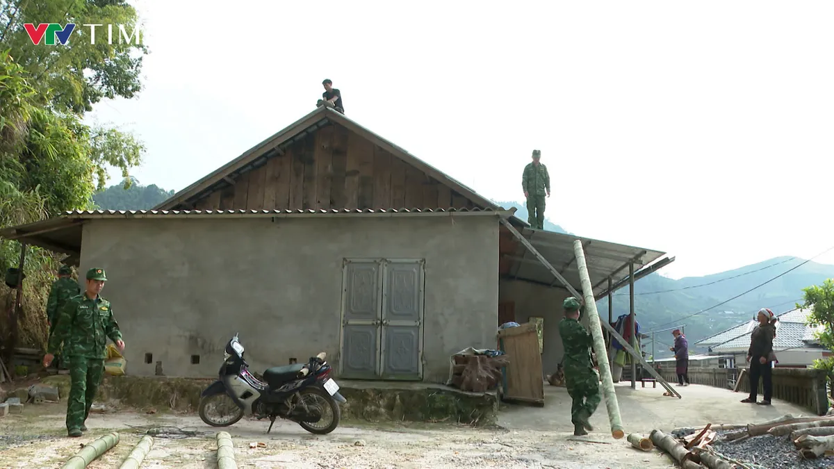 Biên phòng giúp dân chằng mái nhà, vững vàng trước mùa mưa bão - Ảnh 5.