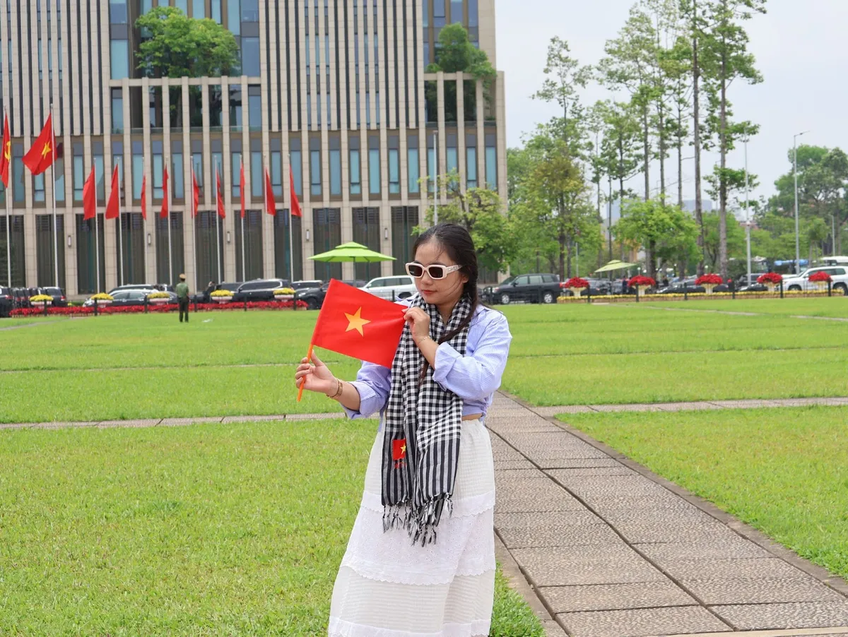Dòng người nối dài vào Lăng viếng Bác nhân kỷ niệm 135 năm ngày sinh của Người - Ảnh 13.