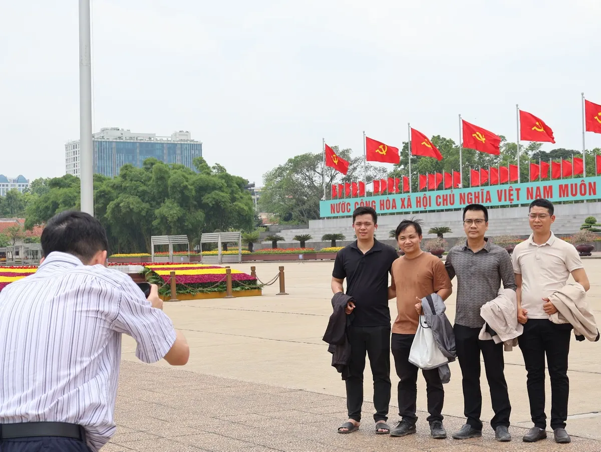 Dòng người nối dài vào Lăng viếng Bác nhân kỷ niệm 135 năm ngày sinh của Người - Ảnh 11.