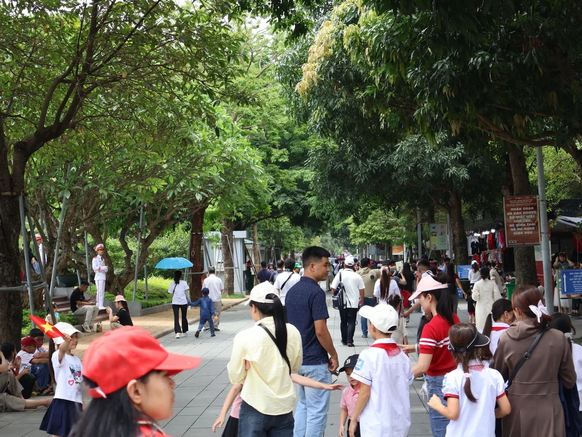 Dòng người nối dài vào Lăng viếng Bác nhân kỷ niệm 135 năm ngày sinh của Người - Ảnh 14.