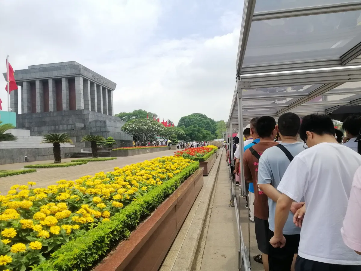 Dòng người nối dài vào Lăng viếng Bác nhân kỷ niệm 135 năm ngày sinh của Người - Ảnh 4.