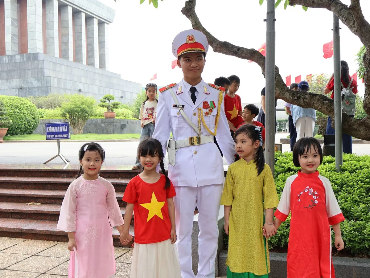 Dòng người nối dài vào Lăng viếng Bác nhân kỷ niệm 135 năm ngày sinh của Người - Ảnh 9.