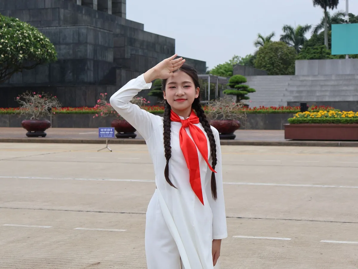 Dòng người nối dài vào Lăng viếng Bác nhân kỷ niệm 135 năm ngày sinh của Người - Ảnh 12.