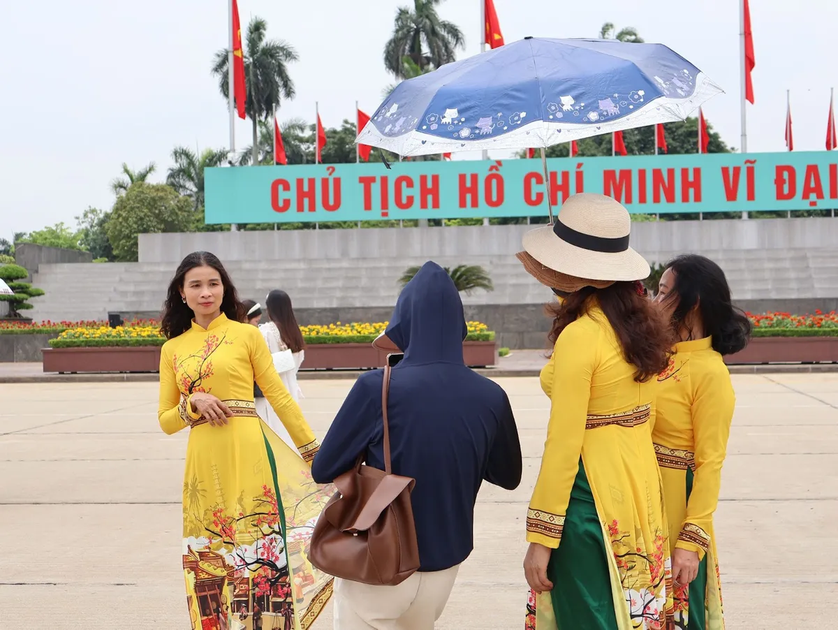 Dòng người nối dài vào Lăng viếng Bác nhân kỷ niệm 135 năm ngày sinh của Người - Ảnh 10.