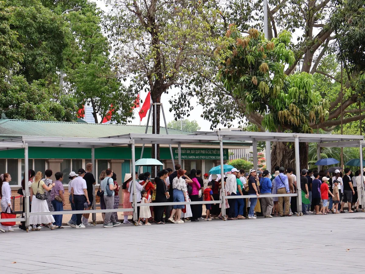 Dòng người nối dài vào Lăng viếng Bác nhân kỷ niệm 135 năm ngày sinh của Người - Ảnh 2.