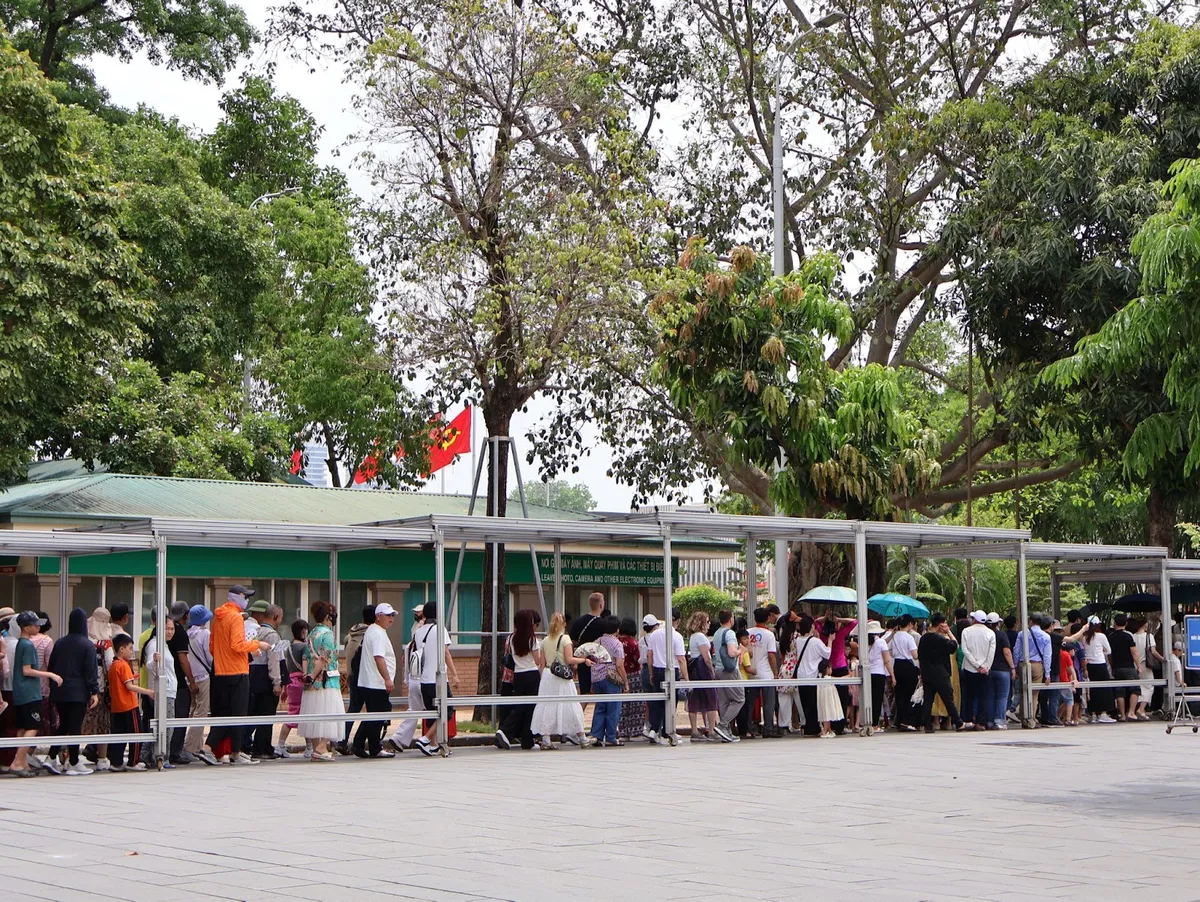 Dòng người nối dài vào Lăng viếng Bác nhân kỷ niệm 135 năm ngày sinh của Người - Ảnh 1.