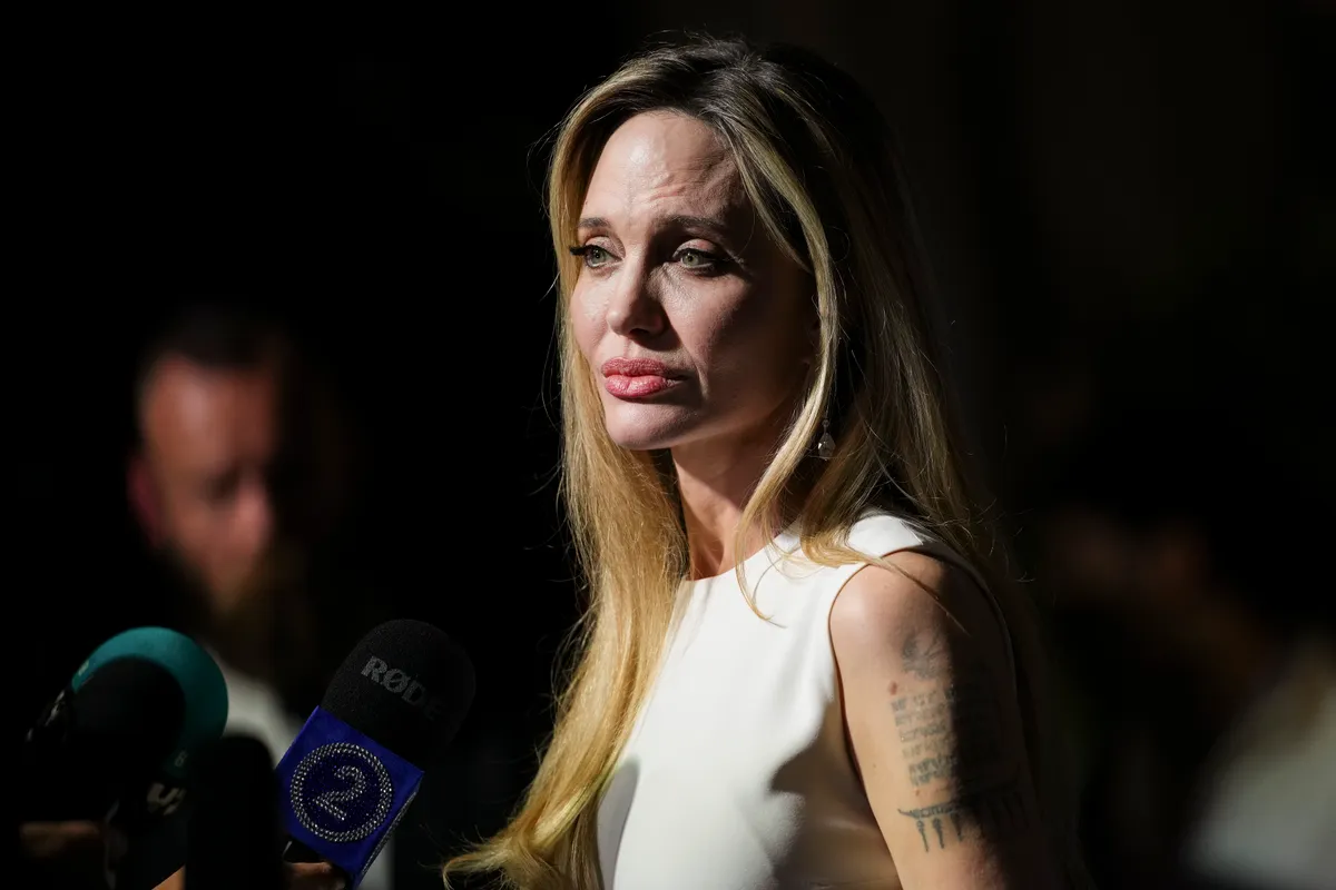 Angelina Jolie làm lóa mắt Cannes - Ảnh 1.