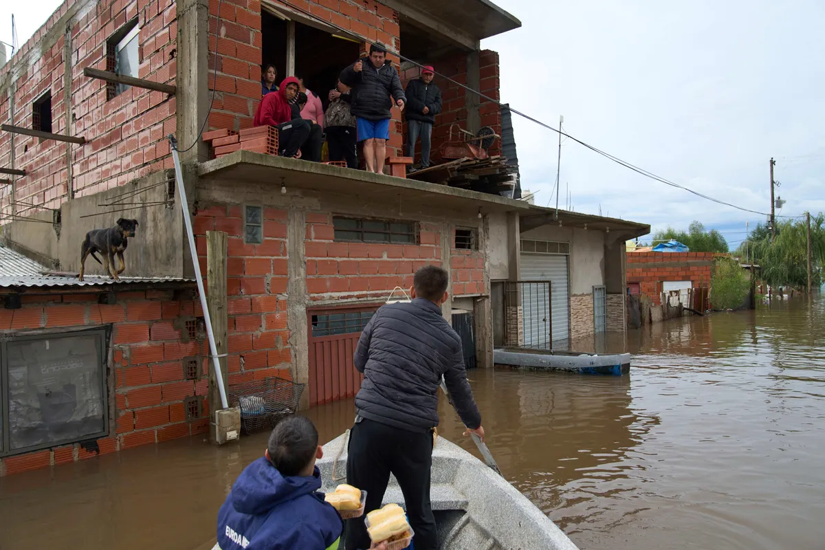 Lũ lụt nghiêm trọng ở Argentina, hàng nghìn người phải sơ tán - Ảnh 9.