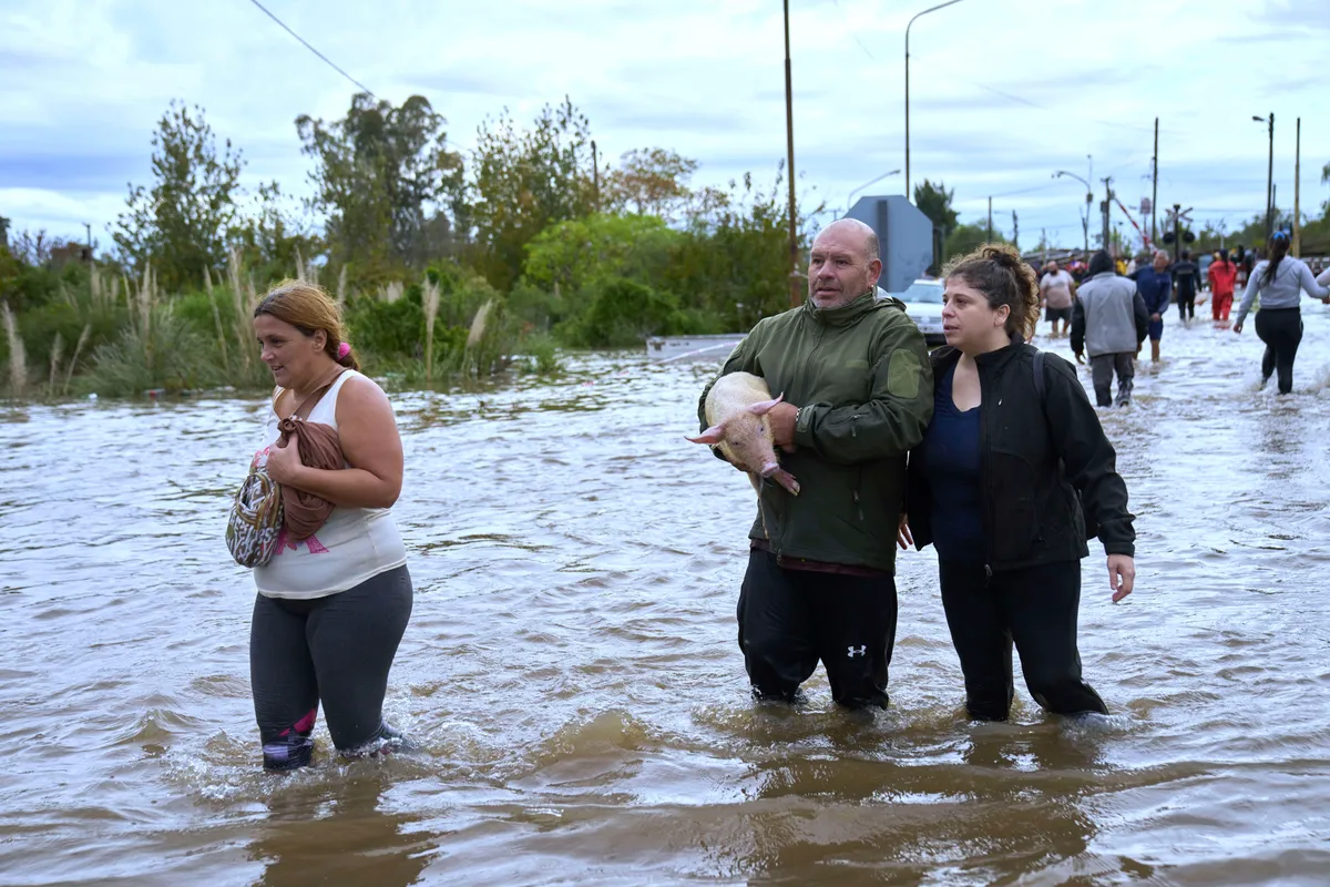 Lũ lụt nghiêm trọng ở Argentina, hàng nghìn người phải sơ tán - Ảnh 3.