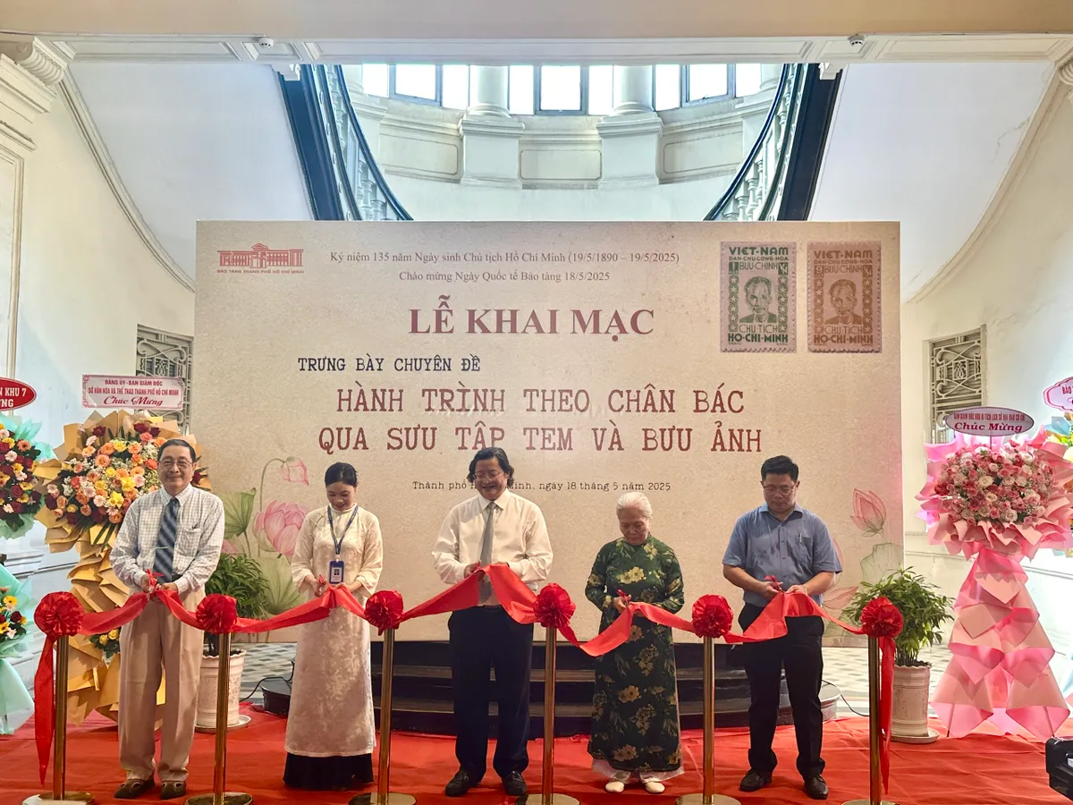 Hành trình theo chân Bác qua những con tem - Ảnh 1.