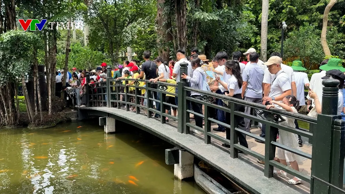 Dòng người về thăm nhà sàn, ao cá Bác Hồ dịp 135 ngày sinh nhật Bác - Ảnh 6.
