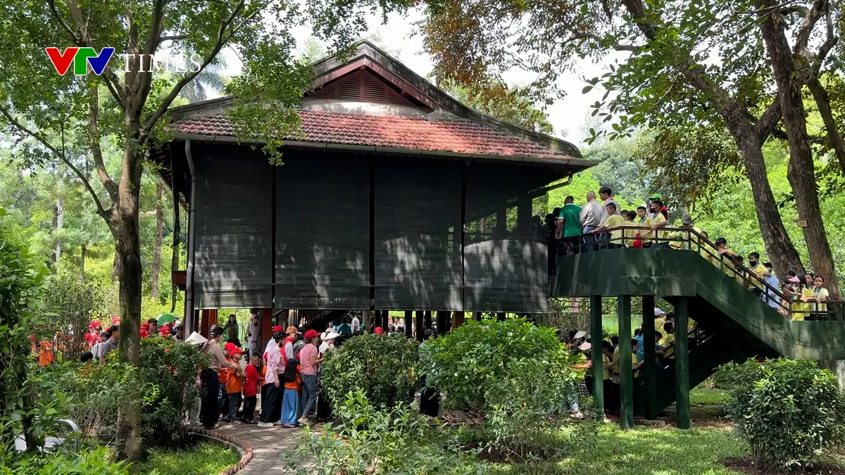 Dòng người về thăm nhà sàn, ao cá Bác Hồ dịp 135 ngày sinh nhật Bác - Ảnh 2.