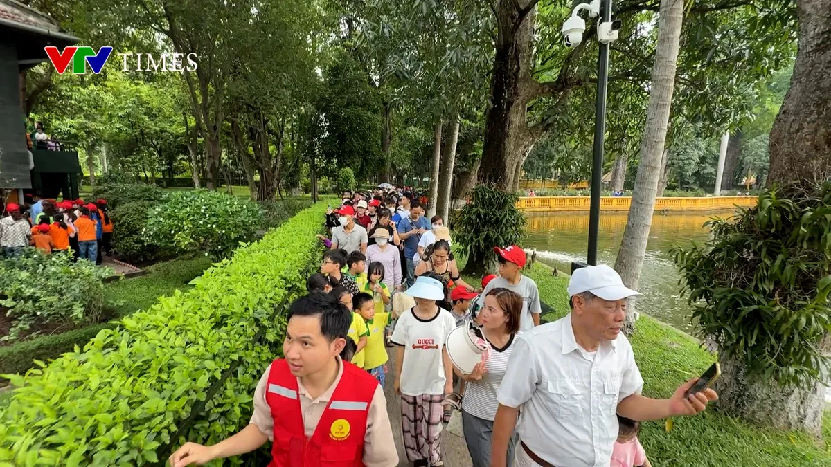Dòng người về thăm nhà sàn, ao cá Bác Hồ dịp 135 ngày sinh nhật Bác - Ảnh 3.