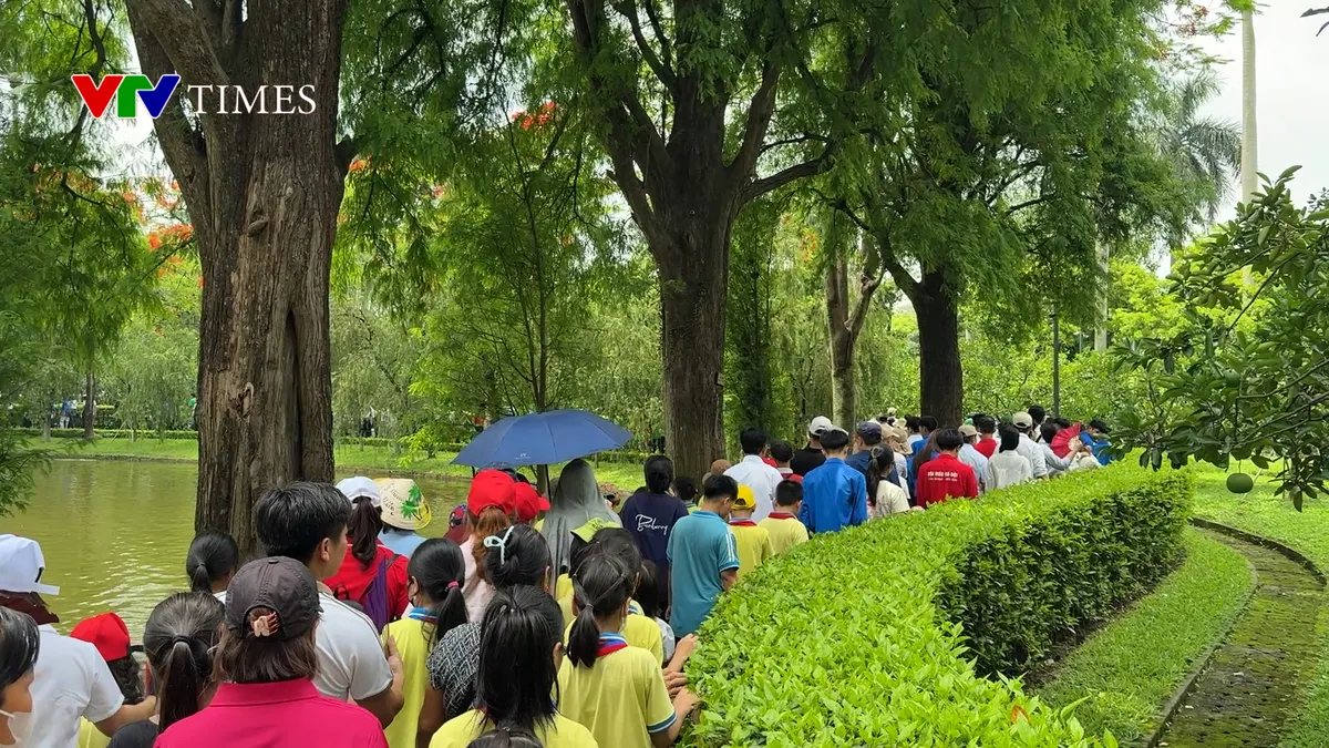 Dòng người về thăm nhà sàn, ao cá Bác Hồ dịp 135 ngày sinh nhật Bác - Ảnh 7.