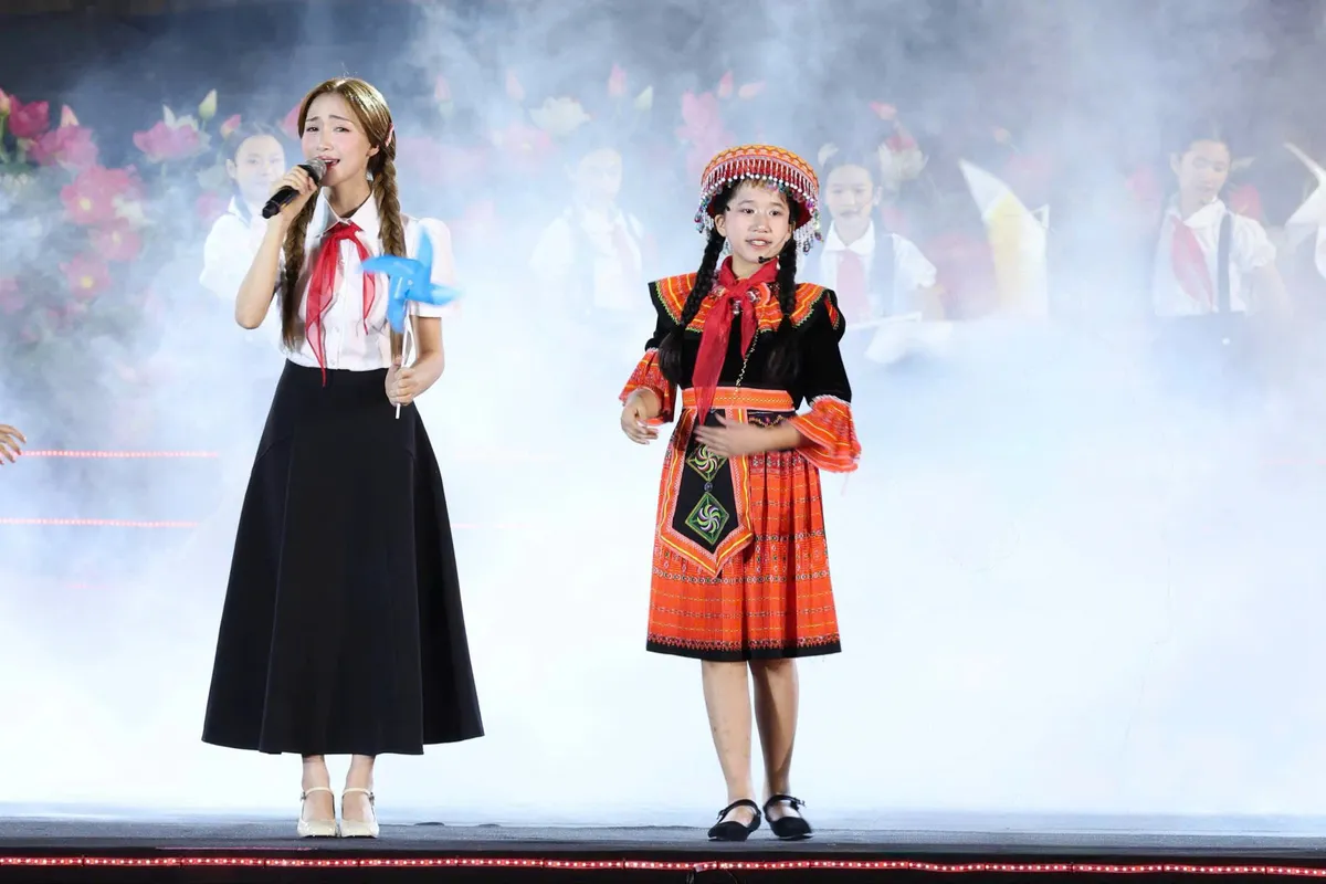 Hòa Minzy cùng ca sĩ nhí hát mở đầu chương trình Người là Hồ Chí Minh - Ảnh 2. Hòa Minzy cùng ca sĩ nhí hát mở đầu chương trình Người là Hồ Chí Minh - Ảnh 2.