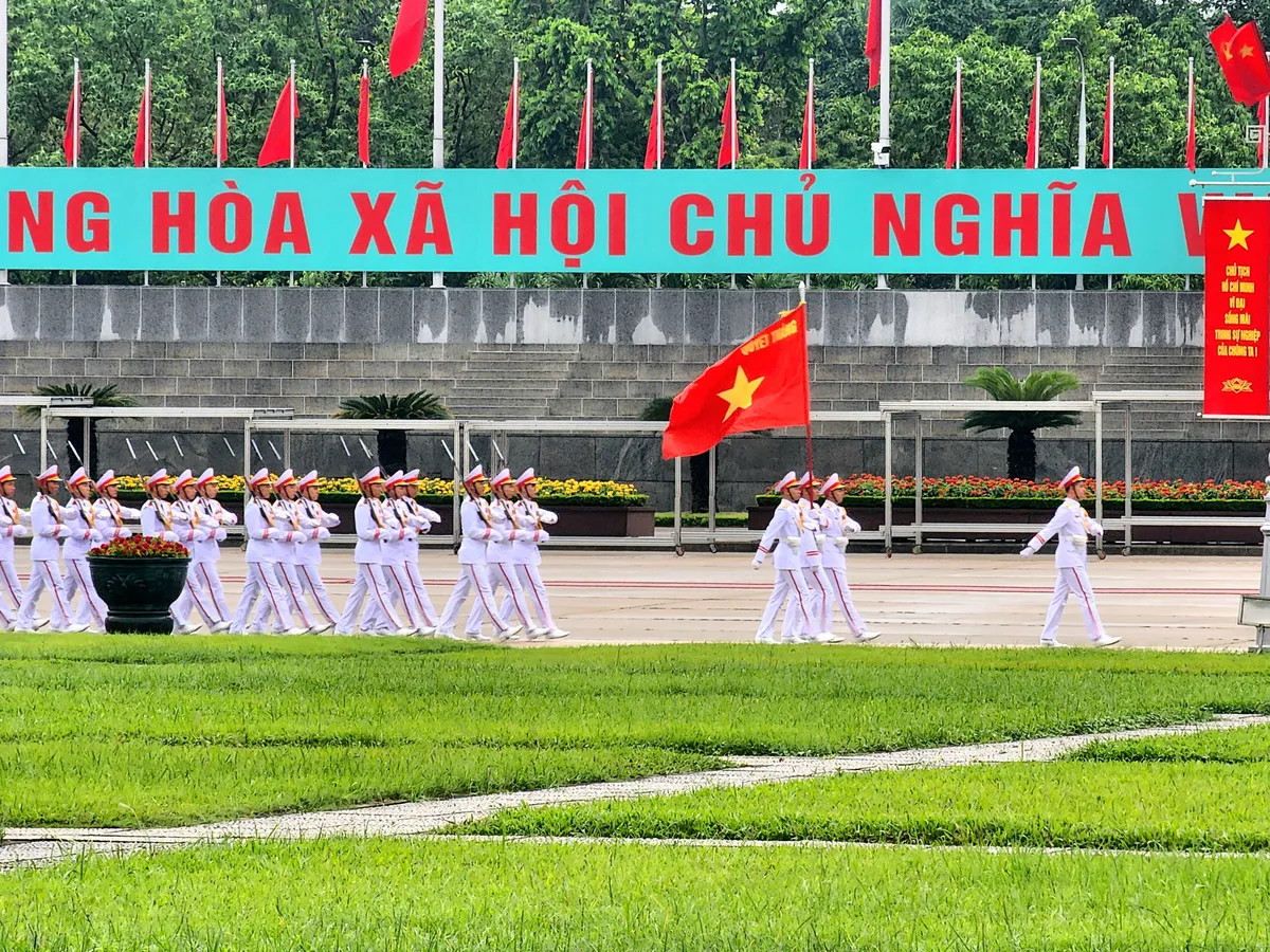 Người dân tham gia lễ chào cờ nhân dịp kỷ niệm 135 năm ngày sinh Chủ tịch Hồ Chí Minh  - Ảnh 2.