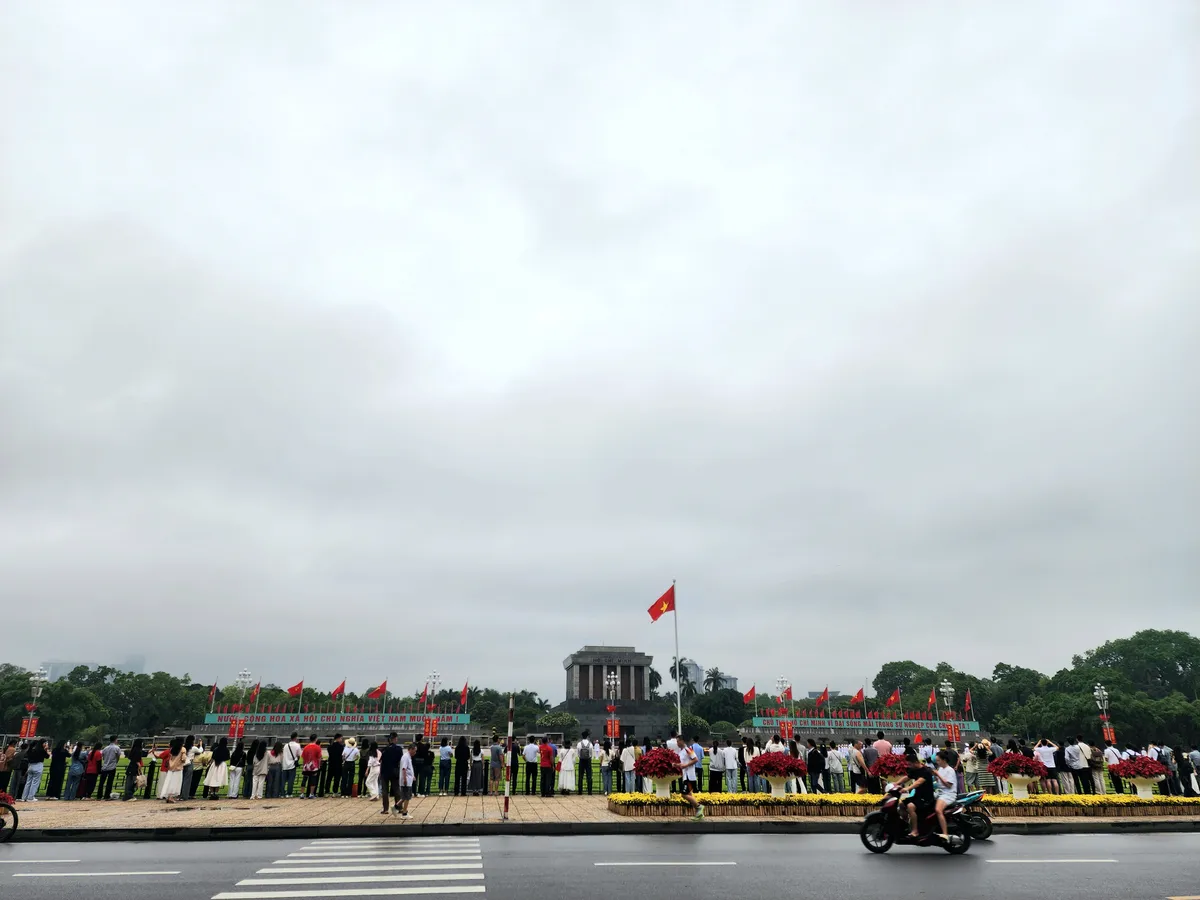Người dân tham gia lễ chào cờ nhân dịp kỷ niệm 135 năm ngày sinh Chủ tịch Hồ Chí Minh  - Ảnh 5.