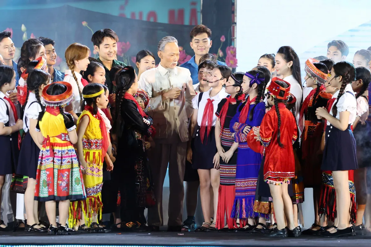 Hòa Minzy cùng ca sĩ nhí hát mở đầu chương trình Người là Hồ Chí Minh - Ảnh 3. Hòa Minzy cùng ca sĩ nhí hát mở đầu chương trình Người là Hồ Chí Minh - Ảnh 3.