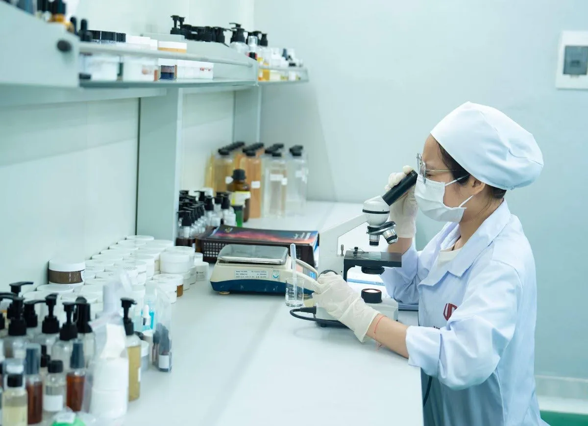 Chuyên gia ngành mỹ phẩm thăm nhà máy Vincos: Bước tiến công nghệ Make in Vietnam đáng tự hào - Ảnh 4.
