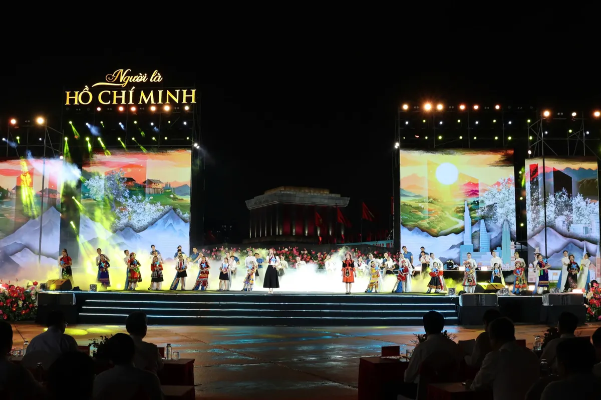 Hòa Minzy cùng ca sĩ nhí hát mở đầu chương trình Người là Hồ Chí Minh - Ảnh 4. Hòa Minzy cùng ca sĩ nhí hát mở đầu chương trình Người là Hồ Chí Minh - Ảnh 4.