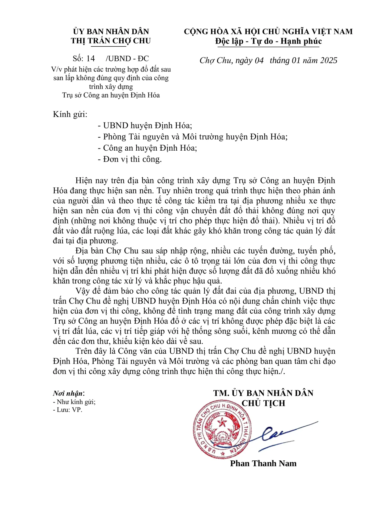 Xe tải chở đất gây bụi mù mịt, mất an toàn tại thị trấn Chợ Chu (Thái Nguyên) - Ảnh 4.