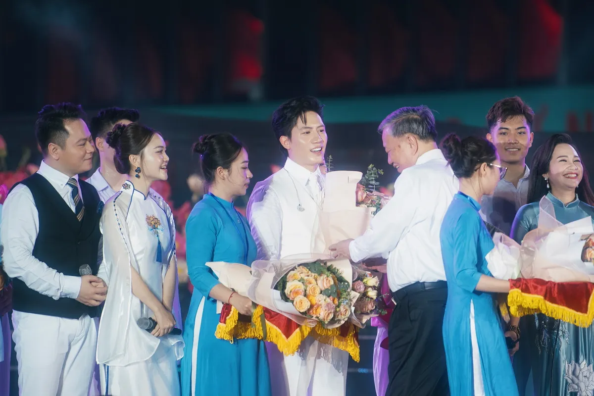 Anh Tú xúc động khi trình diễn ca khúc tự sáng tác trong chương trình Người là Hồ Chí Minh - Ảnh 1. Anh Tú xúc động khi trình diễn ca khúc tự sáng tác trong chương trình Người là Hồ Chí Minh - Ảnh 1.