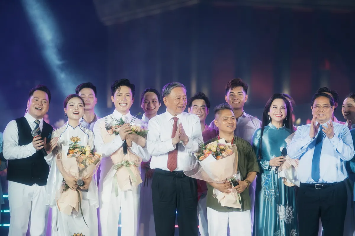 Anh Tú xúc động khi trình diễn ca khúc tự sáng tác trong chương trình Người là Hồ Chí Minh - Ảnh 2. Anh Tú xúc động khi trình diễn ca khúc tự sáng tác trong chương trình Người là Hồ Chí Minh - Ảnh 2.