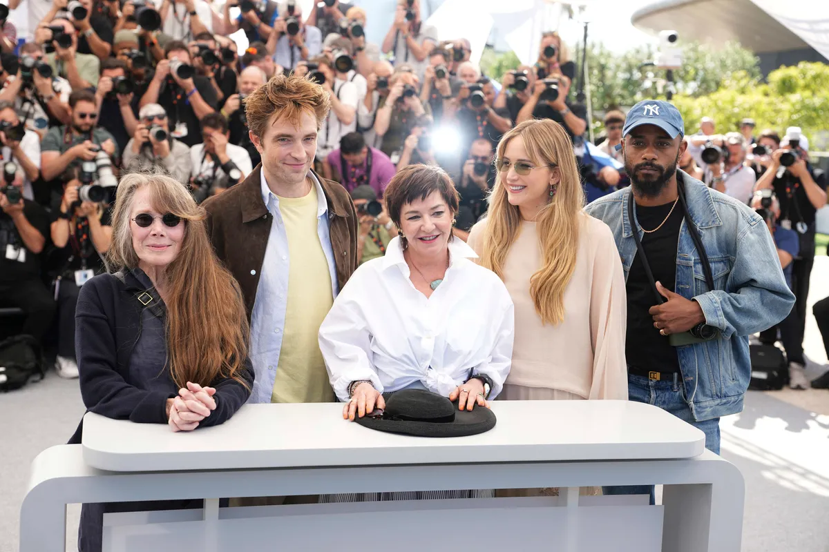 LHP Cannes 2025: Phim có Robert Pattinson tham gia được mua với giá 24 triệu USD - Ảnh 1.