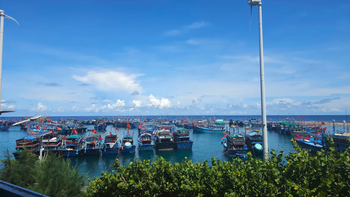 Khắc phục sự cố cho tàu cá tỉnh Ninh Thuận tại Trường Sa - Ảnh 2.