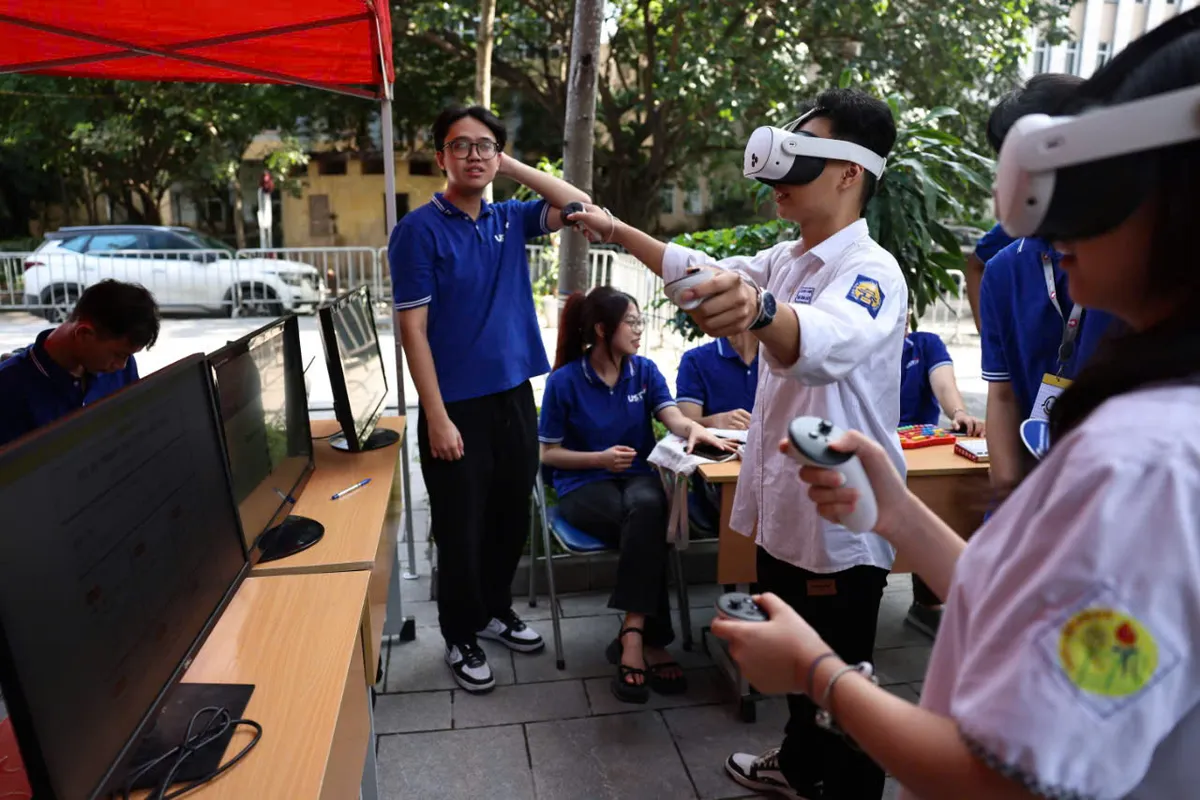 Hàng nghìn học sinh và phụ huynh dự Ngày hội khối ngành Khoa học và Công nghệ 2025 - Ảnh 2.