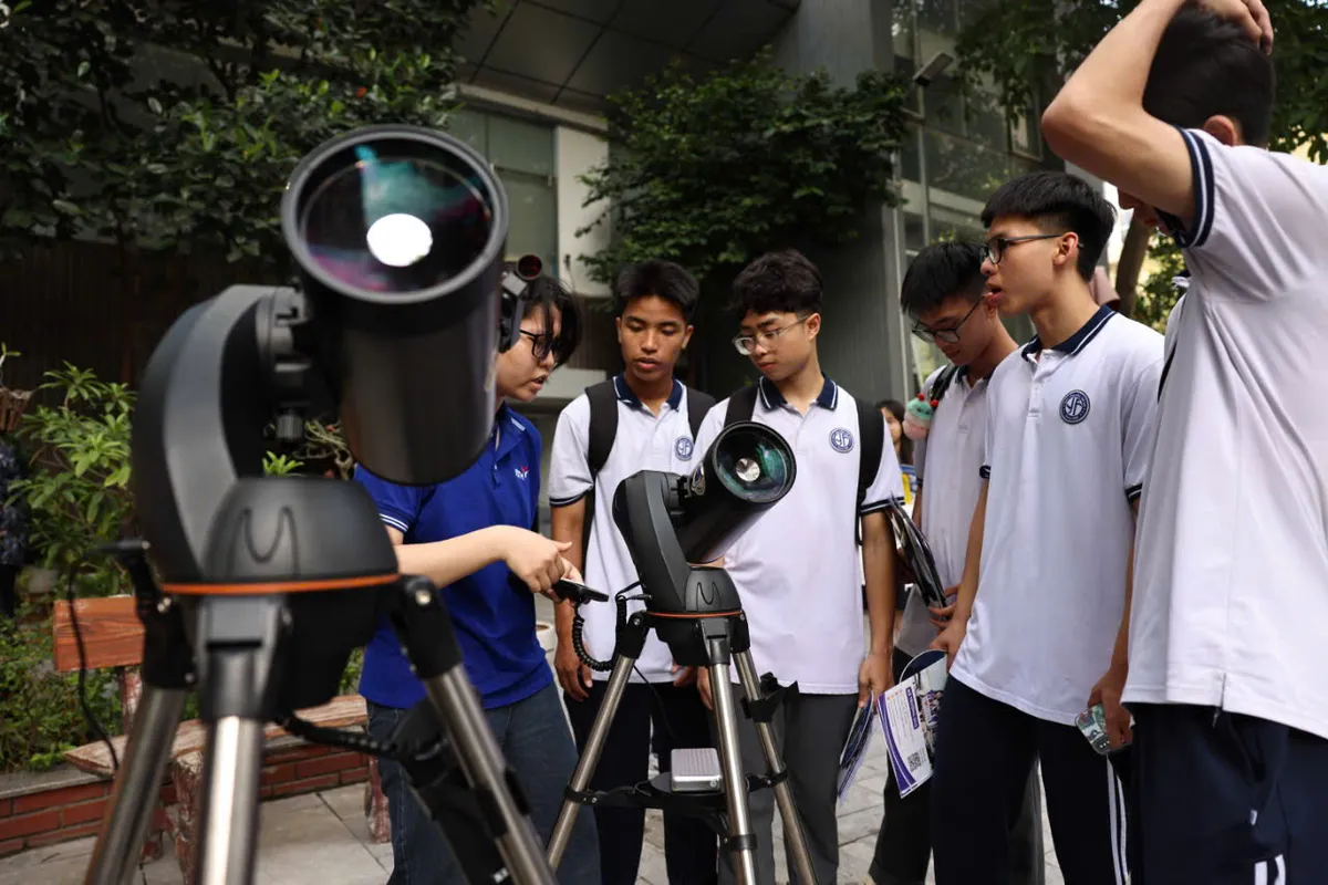 Hàng nghìn học sinh và phụ huynh dự Ngày hội khối ngành Khoa học và Công nghệ 2025 - Ảnh 1.