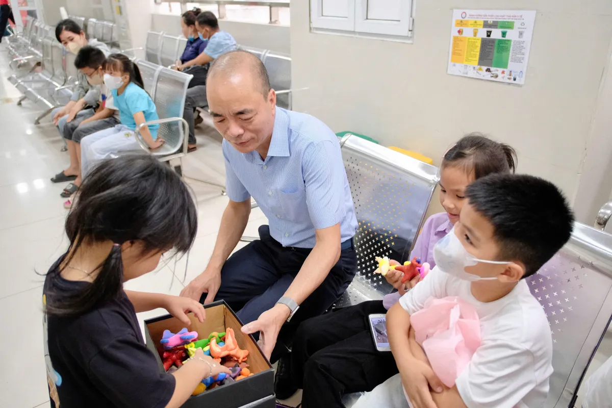 Gần 1.000 trẻ đã được khám sàng lọc bệnh tim bẩm sinh trong 2 ngày 17 và 18/5 tại tỉnh Quảng Bình - Ảnh 5.