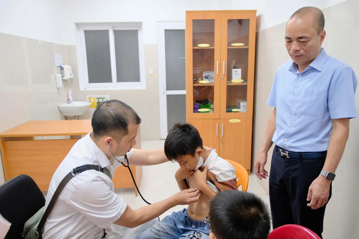 Gần 1.000 trẻ đã được khám sàng lọc bệnh tim bẩm sinh trong 2 ngày 17 và 18/5 tại tỉnh Quảng Bình - Ảnh 1.