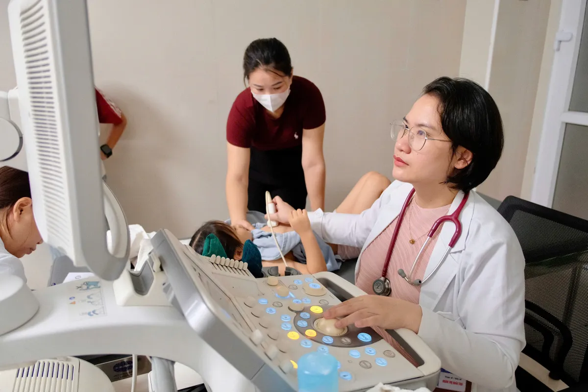 Gần 1.000 trẻ đã được khám sàng lọc bệnh tim bẩm sinh trong 2 ngày 17 và 18/5 tại tỉnh Quảng Bình - Ảnh 3.