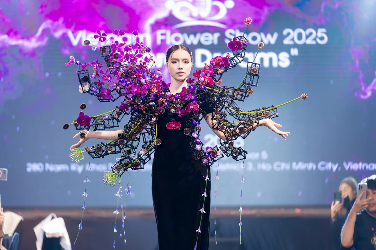 Khi hoa hóa thành những sáng tạo thời trang độc đáo - Ảnh 4.