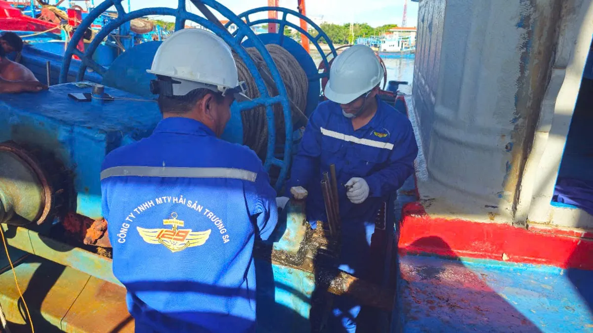 Khắc phục sự cố cho tàu cá tỉnh Ninh Thuận tại Trường Sa - Ảnh 1.