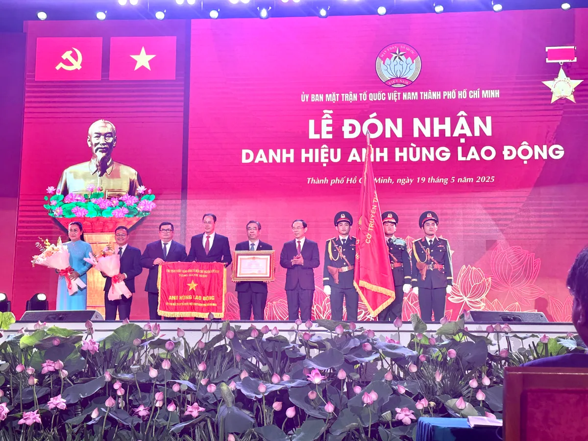 Ủy ban MTTQ Việt Nam TP Hồ Chí Minh đón nhận danh hiệu Anh hùng Lao động - Ảnh 1.