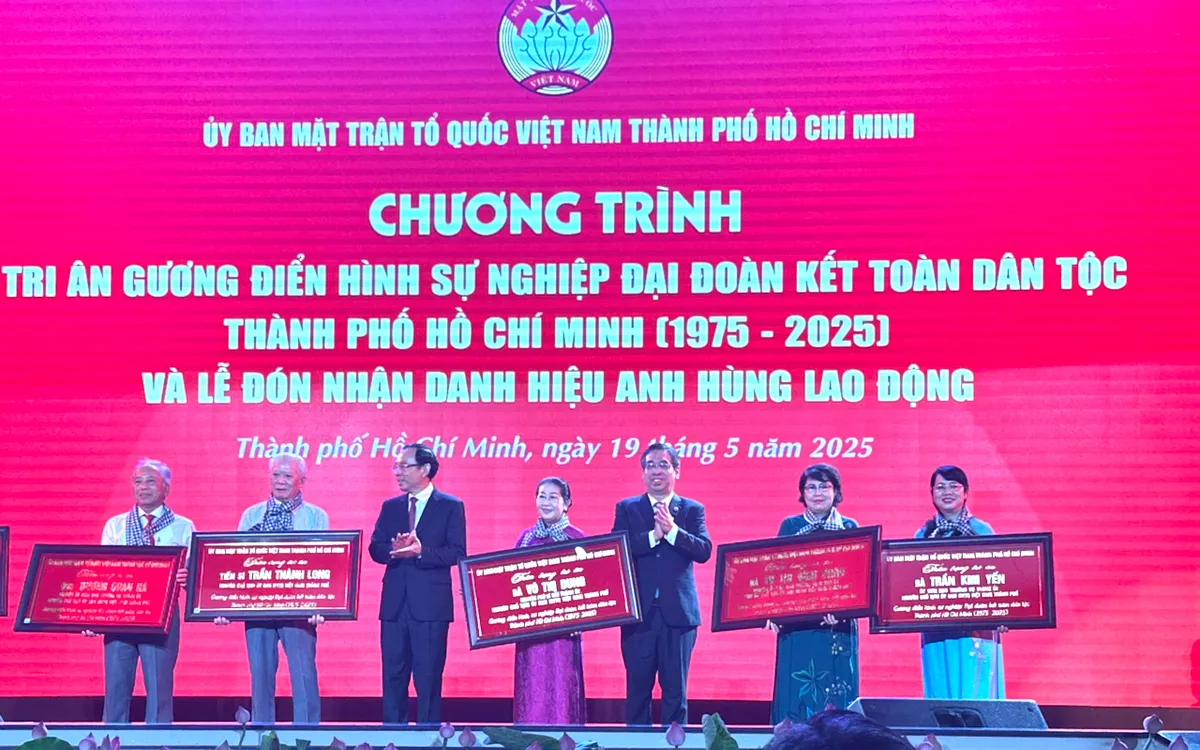 Ủy ban MTTQ Việt Nam TP Hồ Chí Minh đón nhận danh hiệu Anh hùng Lao động - Ảnh 3.