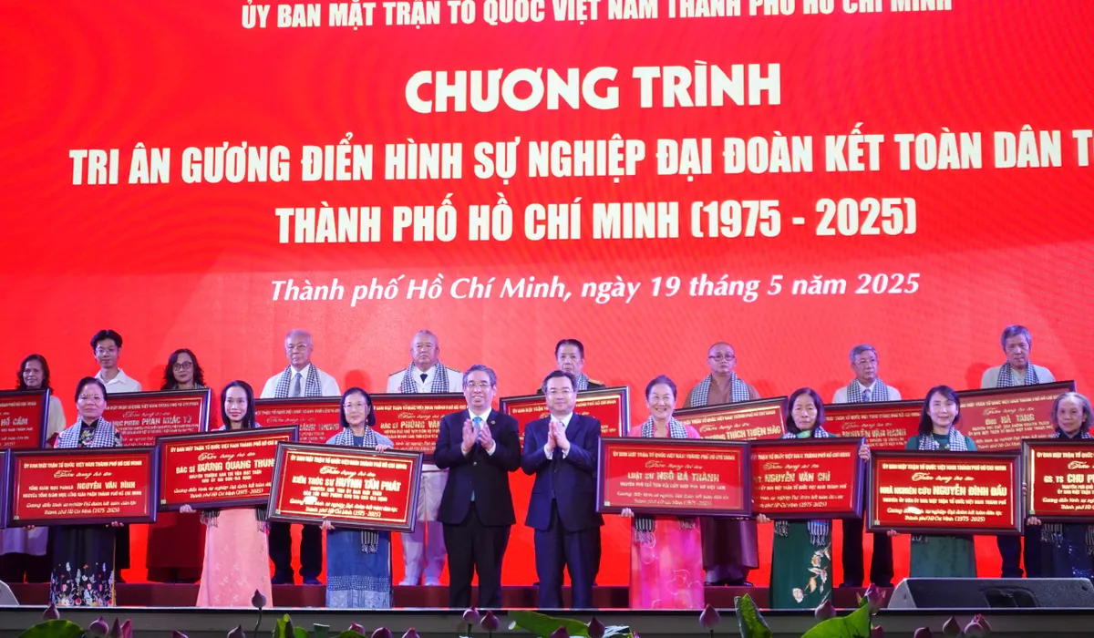 Ủy ban MTTQ Việt Nam TP Hồ Chí Minh đón nhận danh hiệu Anh hùng Lao động - Ảnh 4.