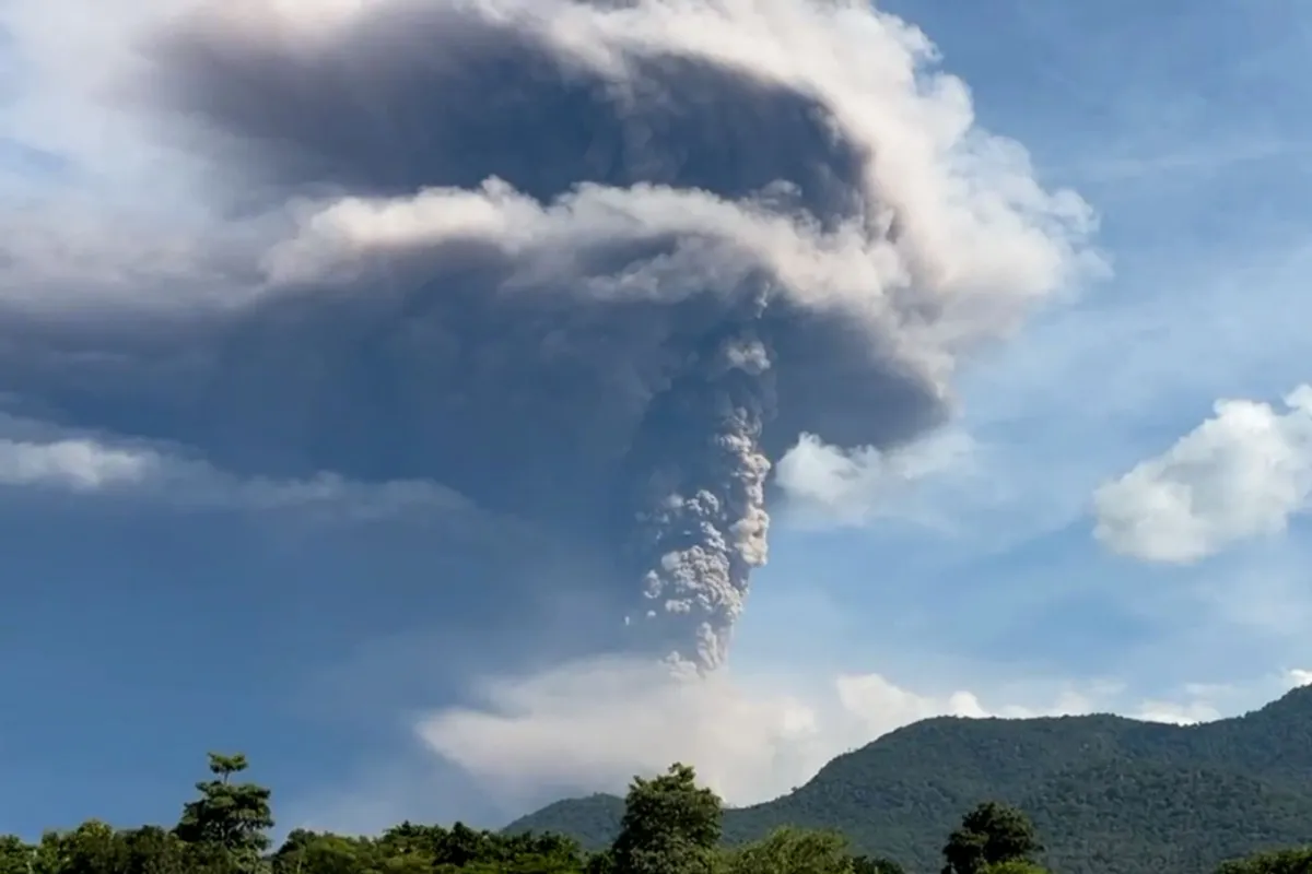 Indonesia phát cảnh báo cao nhất do núi lửa Lewotobi Laki-Laki phun trào - Ảnh 1.