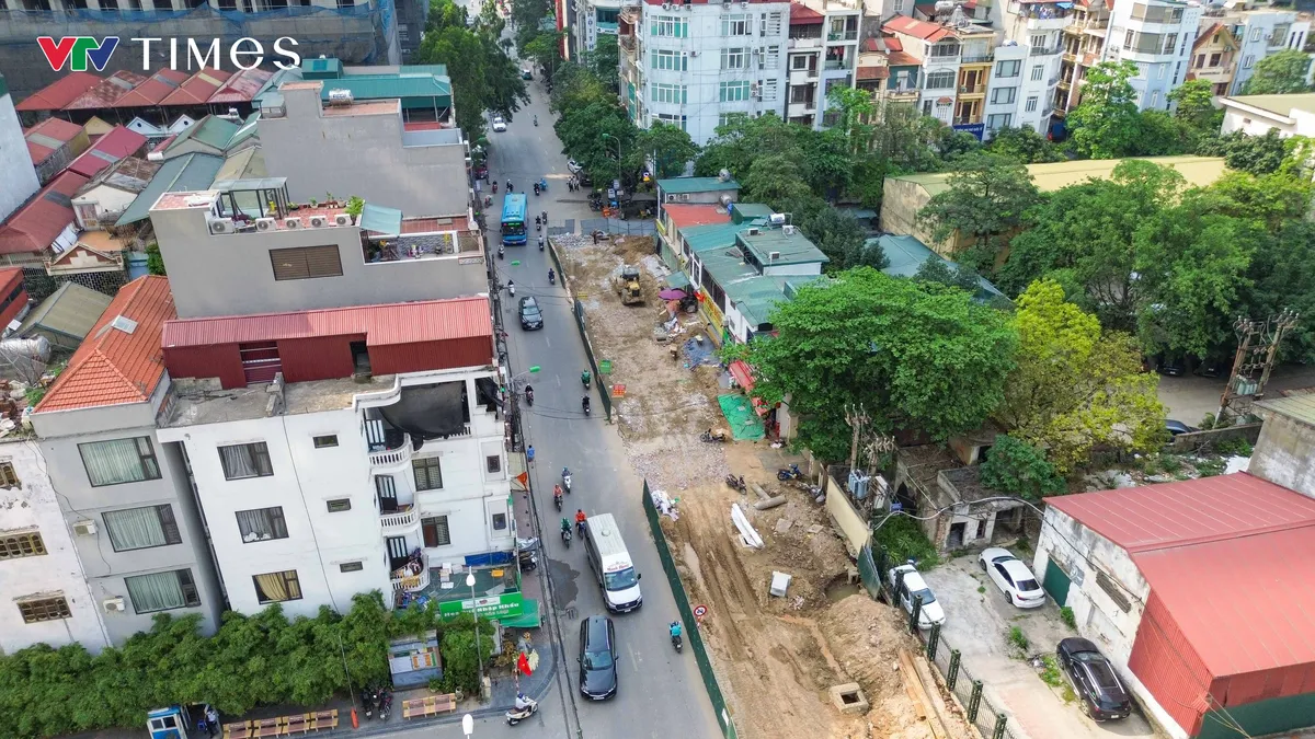 Cận cảnh công trường thi công mở rộng đường Nguyễn Tuân - Ảnh 1.