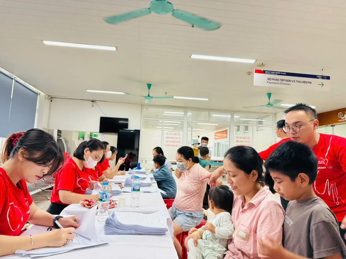 Gần 1.000 trẻ đã được khám sàng lọc bệnh tim bẩm sinh trong 2 ngày 17 và 18/5 tại tỉnh Quảng Bình - Ảnh 10.