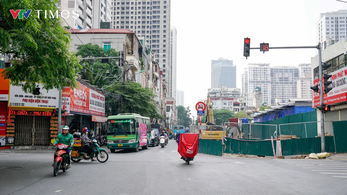 Cận cảnh công trường thi công mở rộng đường Nguyễn Tuân - Ảnh 7.